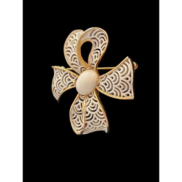 Vintage CROWN TRIFARI GOLD PLATED WHITE CABOCHON ENAMEL LACE RIBBON BOW BROOCH - Picture 4 of 11